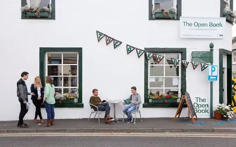 تجربة العيش كصاحب مكتبة: رحلة مختلفة في قلب قرية اسكتلندية هادئة