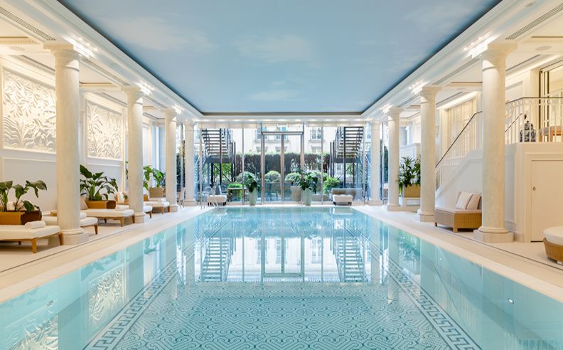 تفاصيل العرض والتجارب الحصرية في لندن وباريس