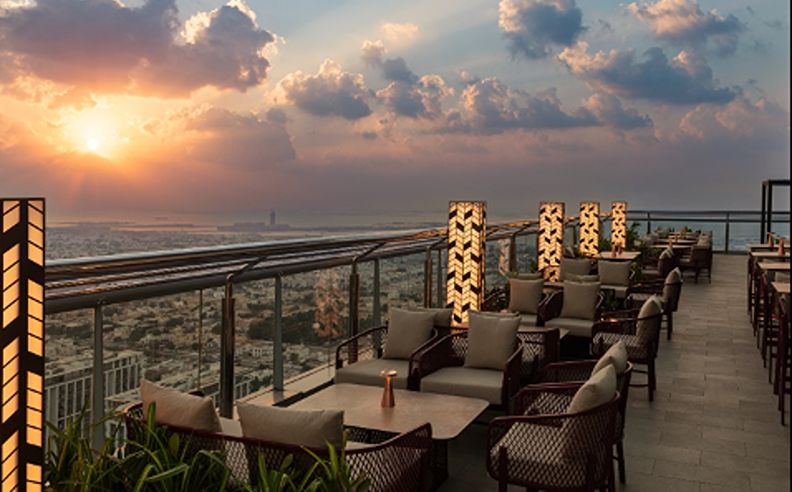 استمتع بغروب الشمس والمشروبات الفاخرة في ليفل 43 سكاي لاونج