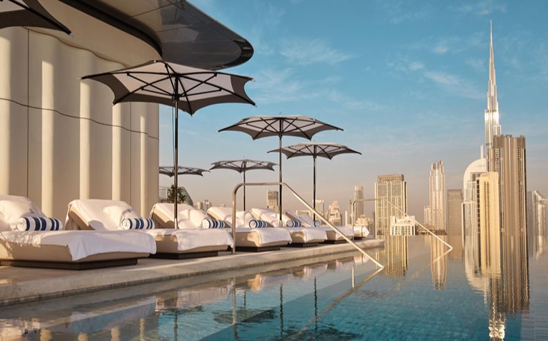Rooftop infinity pool High Society avec loungers et vue sur Downtown Dubai