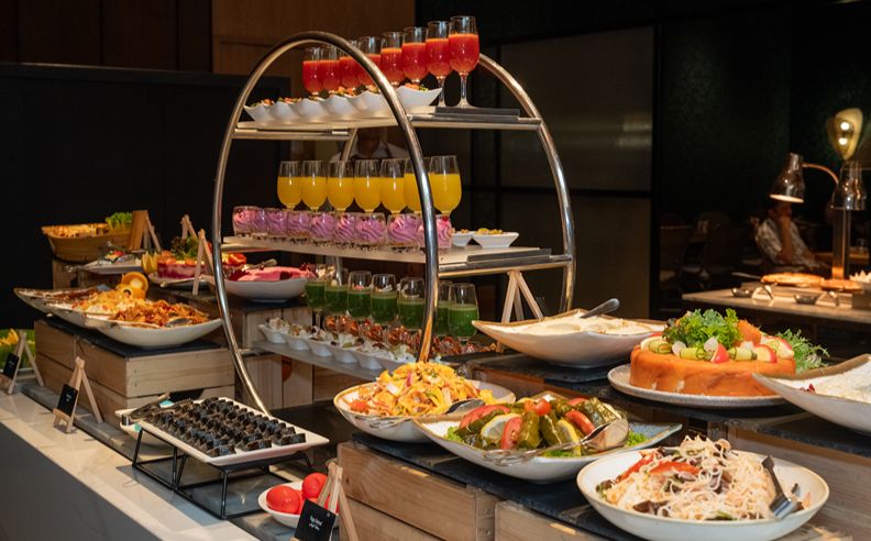 تجارب عشاء تفاعلية ونكهات آسيوية وأجواء اجتماعية حيوية